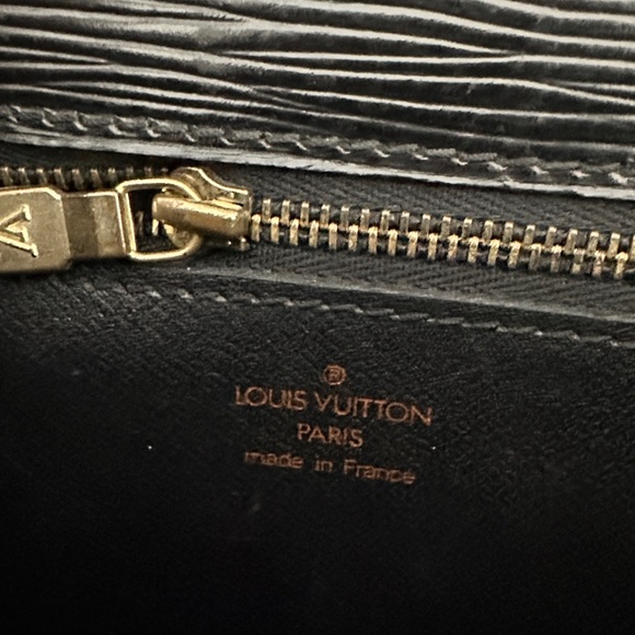 Vintage Louis Vuitton Black Epi Saint-Cloud Crossbody Bag EUC - Picture 14 of 14